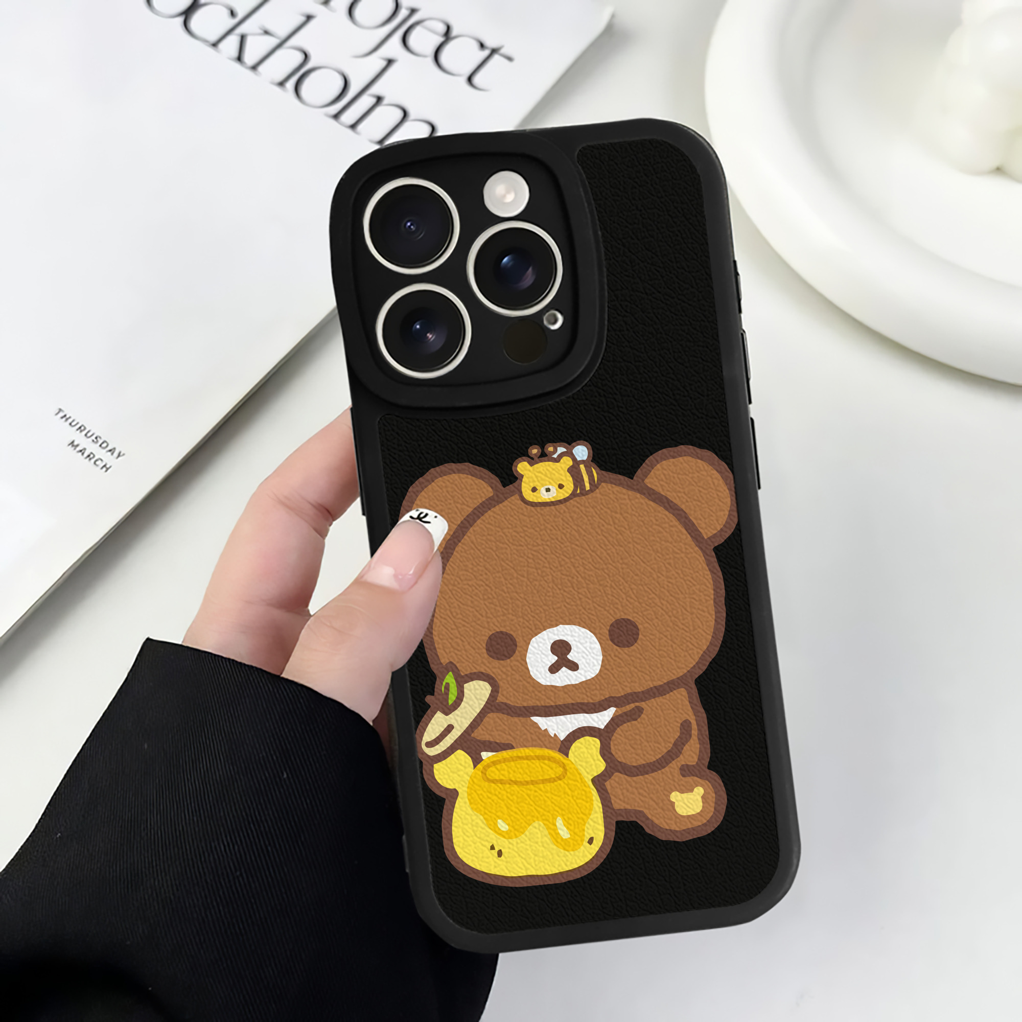 （画像用） リラックマ リラックマ キイロイトリ Rilakkuma Korilakkuma Kiiroitori 【iPhone 16シリーズ対応】シリコンスマホケース（レザー調） 材質：シリコン